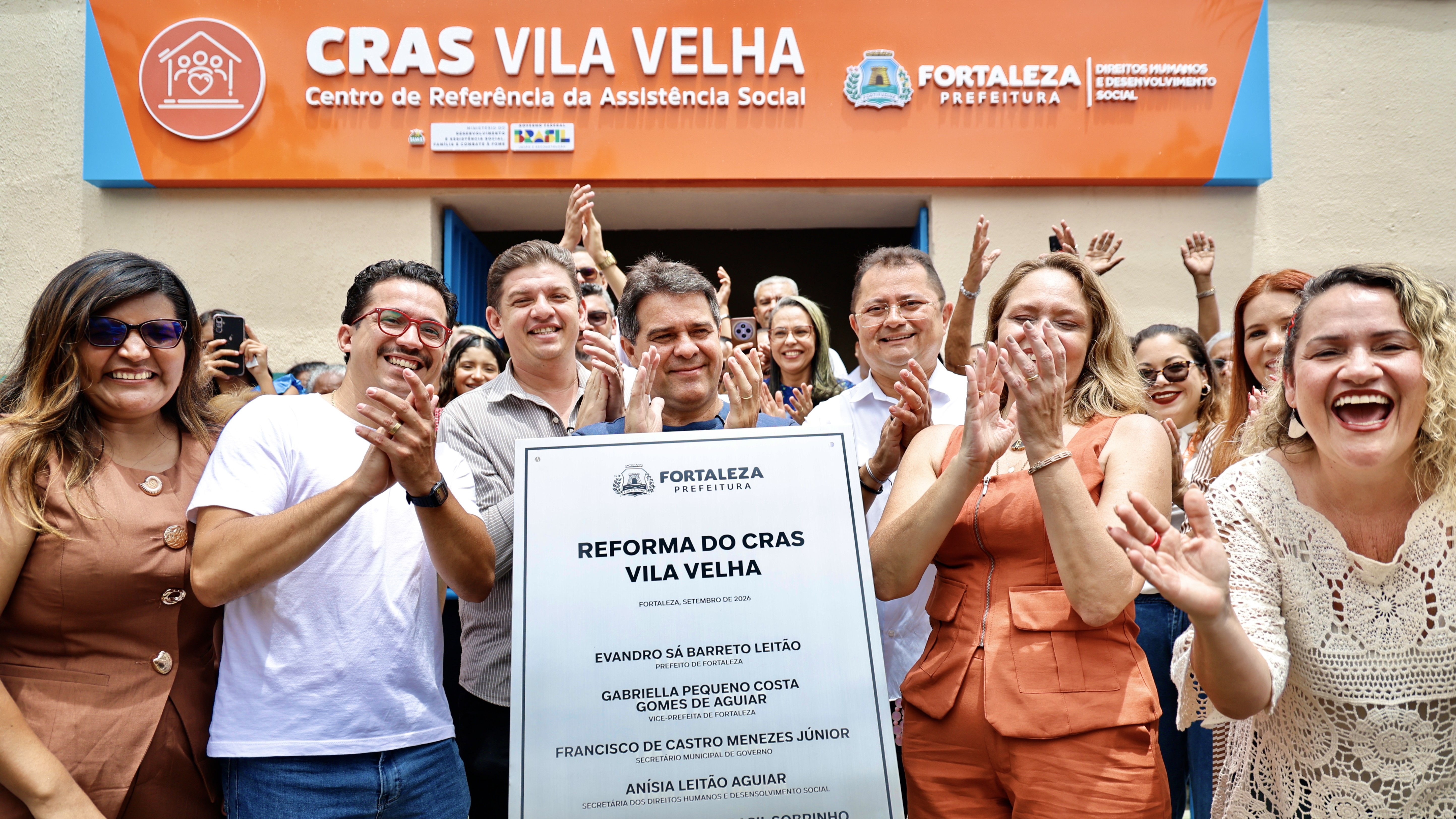 grupo de pessoas posa para a foto